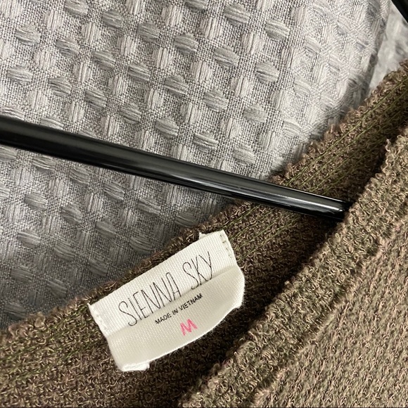 Tank top with tie and buttons - Picture 2 of 3